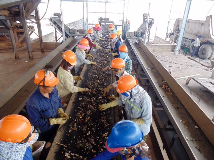 Xỉ hạt lò cao ở trong nước sẽ là nguồn nguyên liệu góp phần giảm chi phí sản xuất và giá thành vật liệu xây dựng. Ảnh: Lê Tiên