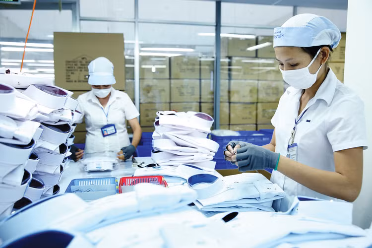 Việc cắt giảm thuế quan nhờ các FTA sẽ không còn là lợi thế nếu không nâng cao được năng lực cạnh tranh của doanh nghiệp Việt. Ảnh: Lê Tiên