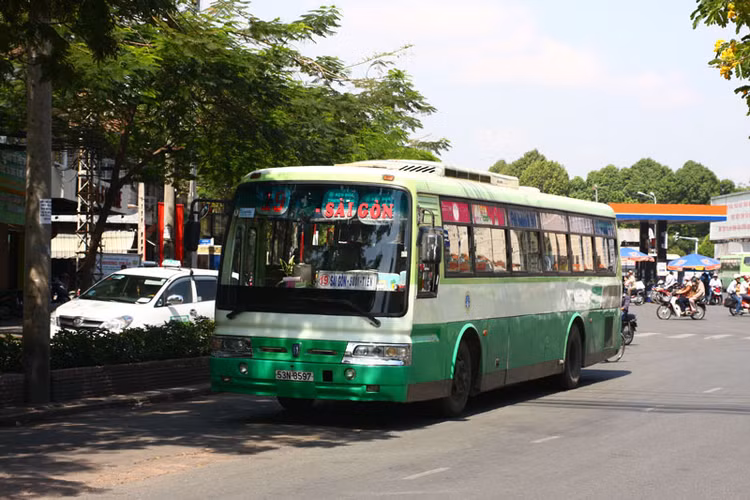 Hạ tầng giao thông công cộng của TP.HCM hiện chỉ đáp ứng được 6% nhu cầu đi lại của người dân. Ảnh: Lê Tiên