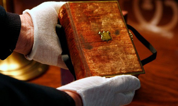Cuốn kinh thánh được tổng thống Mỹ đời thứ 16 Abraham Lincoln dùng trong lễ nhậm chức năm 1861. Ảnh:New York Times