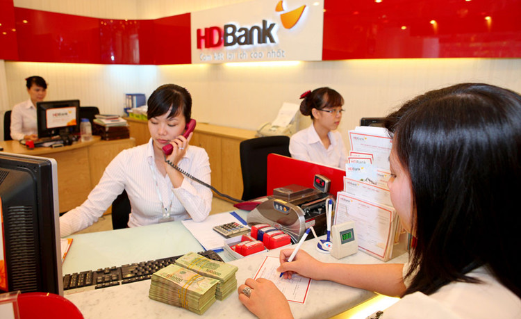 Lãi suất điều hành giảm sẽ giúp các ngân hàng giảm lãi suất cho vay một cách bền vững thời gian tới, góp phần tích cực giảm bớt khó khăn cho nền kinh tế. Ảnh: Tường Lâm