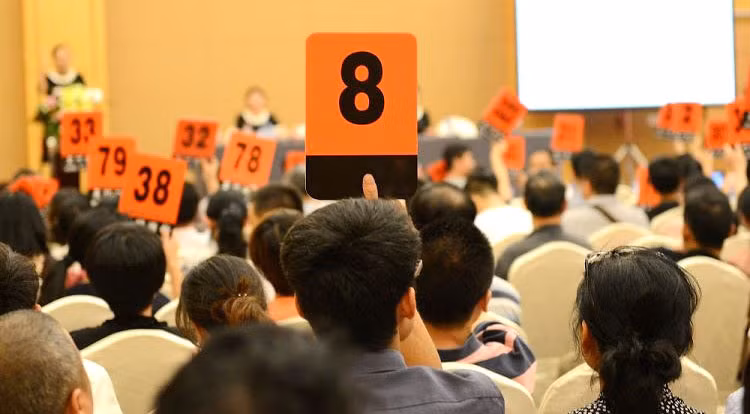 Tại nhiều cuộc bán đấu giá, việc lựa chọn tổ chức đấu giá tài sản phụ thuộc chủ yếu vào mức chào phí thù lao. Ảnh: Oanh Võ