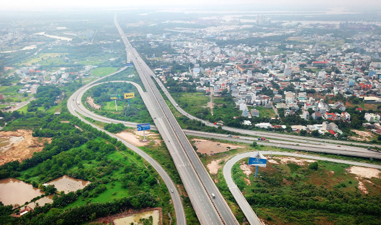 Việc lập quy hoạch tổng thể quốc gia phải đảm bảo tính khả thi về huy động nguồn lực thực hiện các dự án hạ tầng như cao tốc Bắc - Nam, cao tốc ven biển, sân bay quốc tế. Ảnh: Lê Tiên