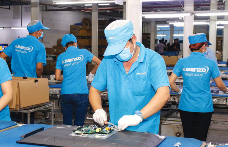 Theo Tổng cục Quản lý thị trường, mặt hàng ti vi xuất khẩu mang nhãn hiệu Asanzo chỉ thực hiện lắp ráp đơn giản, không đáp ứng tiêu chí xuất xứ Việt Nam. Ảnh: Hoàng Linh