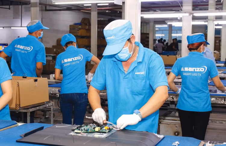 Theo Tổng cục Quản lý thị trường, mặt hàng ti vi xuất khẩu mang nhãn hiệu Asanzo chỉ thực hiện lắp ráp đơn giản, không đáp ứng tiêu chí xuất xứ Việt Nam. Ảnh: Hoàng Linh