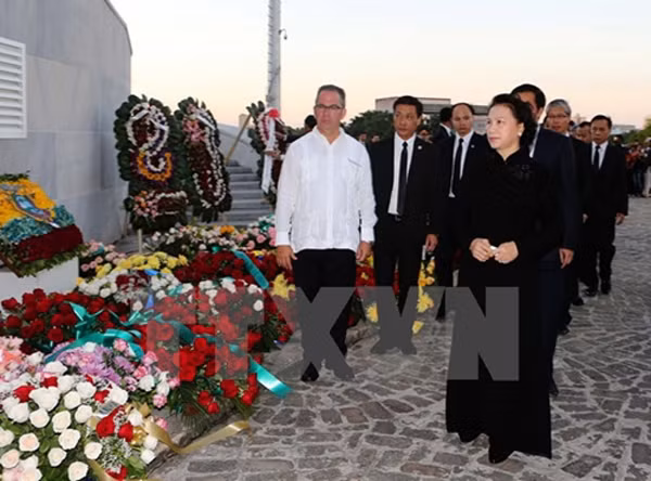 Chủ tịch Quốc hội Nguyễn Thị Kim Ngân dẫn đầu đoàn Việt Nam viếng cựu chủ tịch Cuba Fidel Castro. Ảnh: TTXVN.