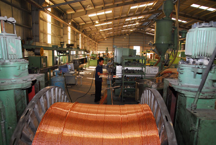 Các doanh nghiệp ngành công thương chưa thu hút được các nhà đầu tư chiến lược nước ngoài tham gia mua cổ phần. Ảnh: LTT