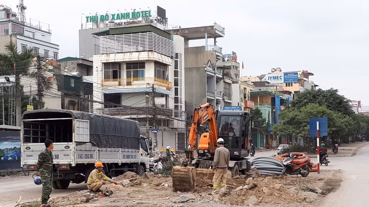 Hiện trường thi công dở dang đặt ra nghi vấn thi công trước mời thầu sau ở một số gói thầu do Ban QLDA công trình TP. Hạ Long mời thầu. Ảnh: Tường Lâm