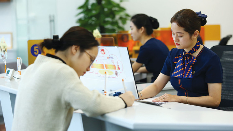 Đến nay, các tổ chức tín dụng đã cam kết hỗ trợ cho trên 44.000 khách hàng với dư nợ khoảng 222.000 tỷ đồng để khắc phục thiệt hại do dịch Covid-19. Ảnh: Lê Tiên