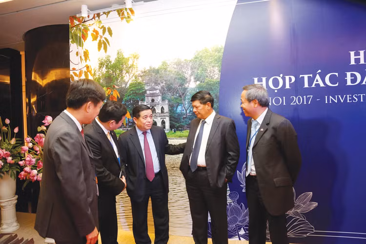 Bộ trưởng Nguyễn Chí Dũng trao đổi với các nhà đầu tư tại Hội nghị “Hà Nội 2017 - Hợp tác đầu tư và phát triển”. Ảnh: Tuấn Dũng