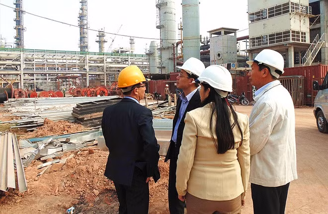 Ông Lý Quốc Hùng - Chủ tịch CĐ Công thương VN (thứ hai từ trái sang) thăm và chúc Tết CNLĐ tại công trường