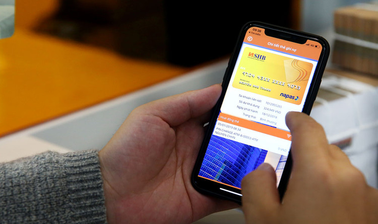 Dịch covid-19 có thể là cơ hội tốt để các tổ chức tín dụng đẩy mạnh quá trình chuyển đổi, phát triển ngân hàng số. Ảnh: Lê Tiên