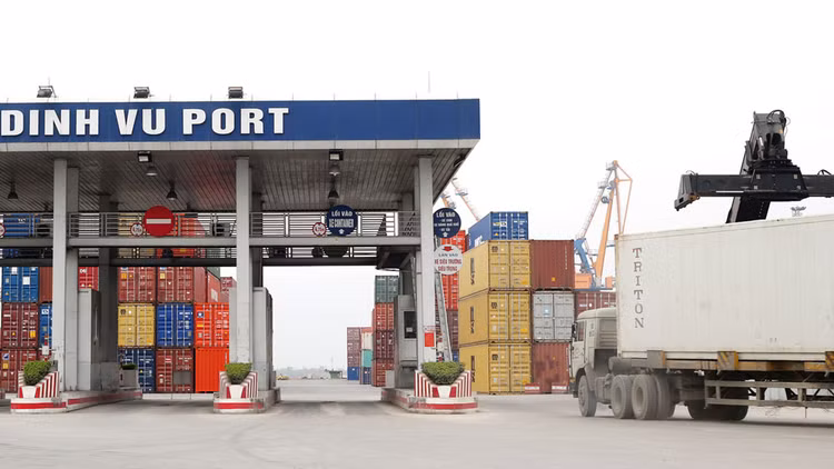 Thời gian thông quan hàng hóa đã được rút ngắn, còn 70 giờ đối với hàng xuất khẩu và 90 giờ đối với hàng nhập khẩu. Ảnh: Lê Tiên