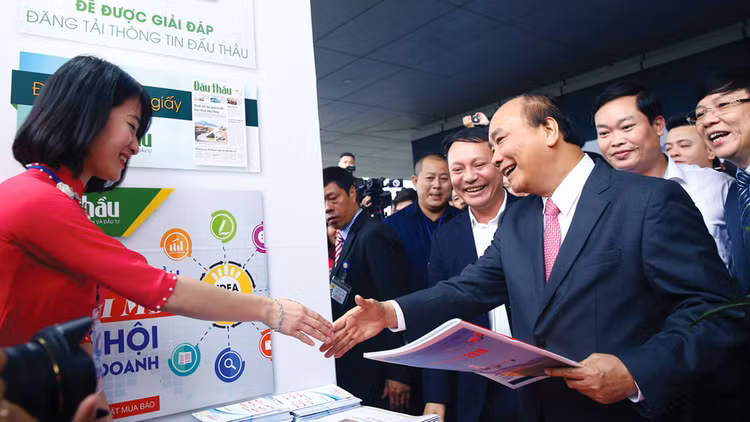 Thủ tướng Nguyễn Xuân Phúc thăm gian trưng bày của Báo Đấu thầu tại Hội báo toàn quốc 2019. Ảnh: Lê Tiên
