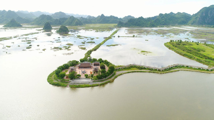 Khu du lịch Tam Chúc được ví như “vịnh Hạ Long trên cạn”. Ảnh: Tiên Giang