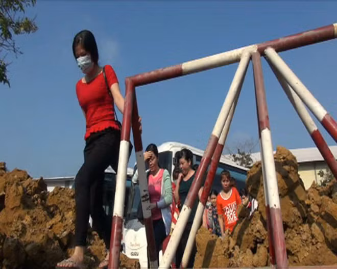 Công ty Tân Đức từng đổ đất, cắt nước và dựng hàng rào thu phí ngay trước cửa Công ty Tango.