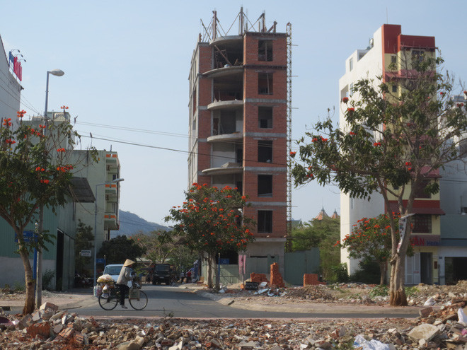 Một công trình xây vượt tầng trong khu Á Châu