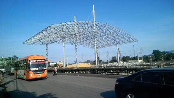 Trạm thu phí BOT QL 18 đoạn Hạ Long - Mông Dương đặt phường Cẩm Phú (TP. Cẩm Phả) của chủ đầu tư Cty CP BOT Biên Cương được cho sẽ phát sinh nhiều bất cập đối với người dân các phường lân cận. Ảnh: P.V