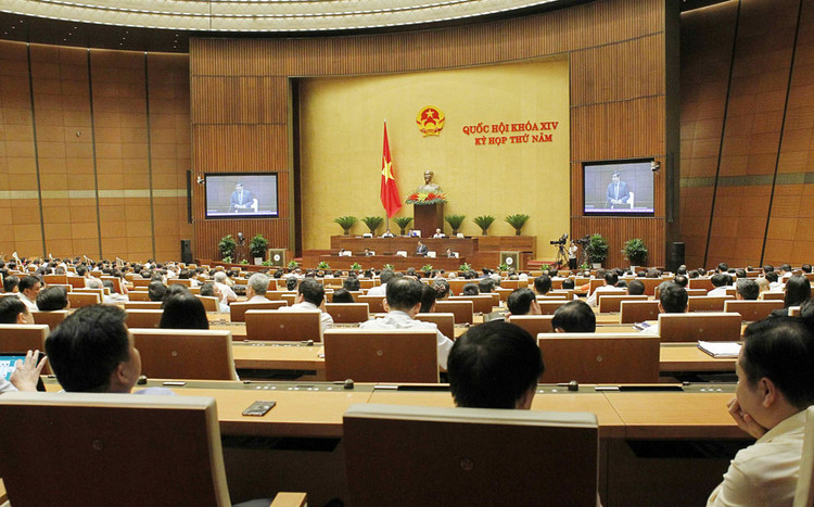 Thừa ủy quyền của Thủ tướng Chính phủ, Bộ trưởng Bộ Kế hoạch và Đầu tư Nguyễn Chí Dũng trình bày Tờ trình Dự án Luật sửa đổi 13 luật liên quan đến quy hoạch. Ảnh: Nguyễn Văn Điệp