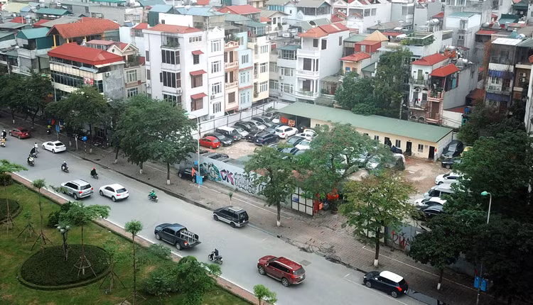 Khu đất tại số 125 Văn Cao, phường Liễu Giai (Hà Nội) hiện vẫn đang được quây tôn và trở thành điểm trông giữ xe. Ảnh: Lê Tiên