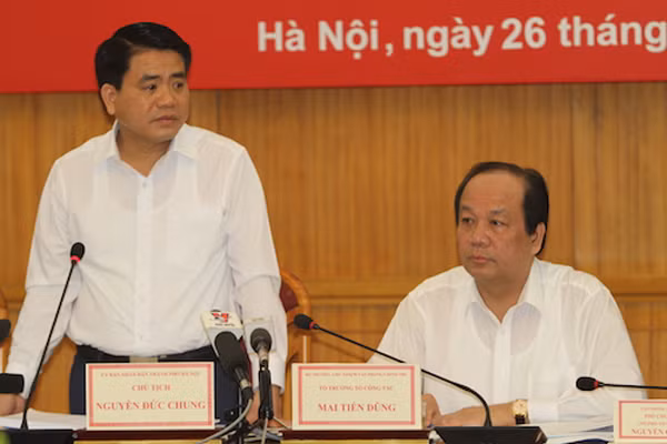 Chủ tịch UBND TP Hà Nội Nguyễn Đức Chung báo cáo về duy tu, duy trì cây xanh ở Thủ đô. Ảnh: Vinh An