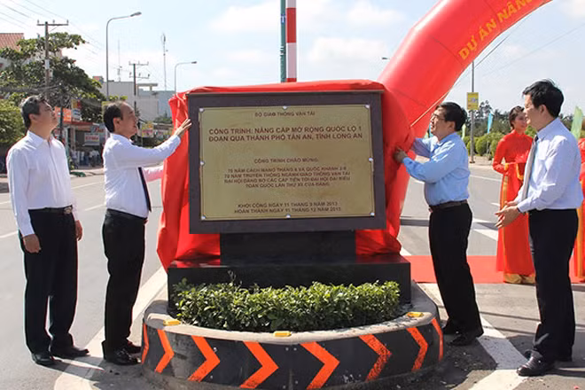 Thứ trưởng Bộ GTVT Lê Đình Thọ (thứ hai từ trái) cùng lãnh đạo địa phương thực hiện nghi thức gắn biển hoàn thành công trình