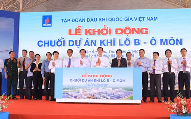 Thủ tướng Nguyễn Tấn Dũng cùng lãnh đạo các bộ ngành và chủ đầu tư ấn nút khởi động dự án.