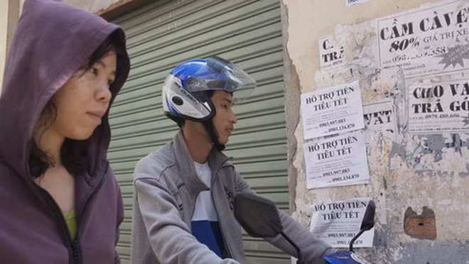 Quảng cáo cho vay tiền trong dịp Tết Nguyên đán 2016 trên đường Nguyễn Trọng Tuyển, Q.Phú Nhuận, TP.HCM - Ảnh: Hoài Linh