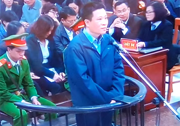 Cựu chủ tịch HĐQT OceanBank - Hà Văn Thắm trước vành móng ngựa.