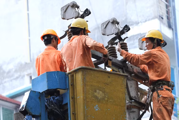 10 gói thầu xây lắp do Công ty Điện lực Bắc Giang mời thầu đều được tổ chức đấu thầu rộng rãi trong nước, qua mạng. Ảnh: Lê Tiên