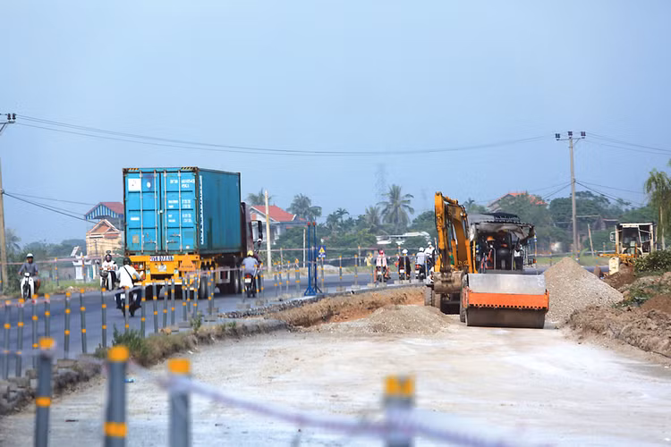 Dự kiến khoảng 108.825 tỷ đồng sẽ được bố trí cho các dự án chuyển tiếp đang thực hiện dở dang của ngành giao thông. Ảnh: Đoàn Lê