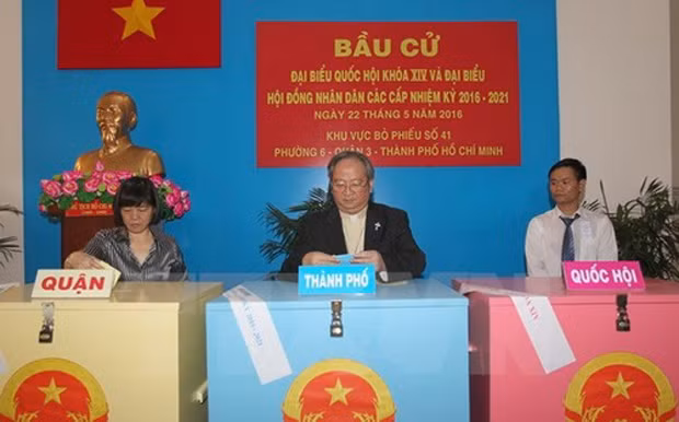 Tổng giám mục Tổng giáo phận Tp.HCM Bùi Văn Đọc bỏ phiếu tại điểm bầu cử khu vực bỏ phiếu số 41, phường 6, quận 3, Tp.HCM - Ảnh: Quang Nhựt/TTXVN.
