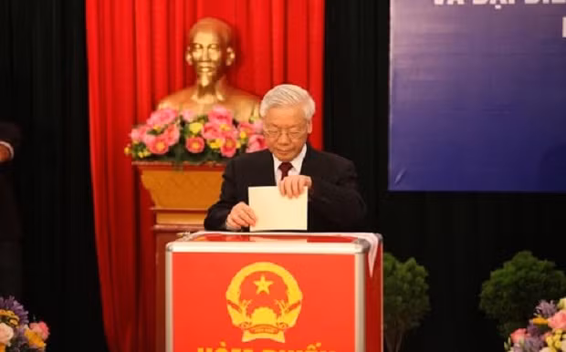 Tổng bí thư Nguyễn Phú Trọng bỏ phiếu tại khu vực bầu cử số 3 phường Nguyễn Du (Hai Bà Trưng - Hà Nội).