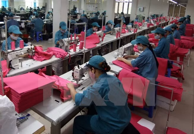 May sản phẩm túi xách xuất khẩu. (Ảnh: Vũ Sinh/TTXVN)