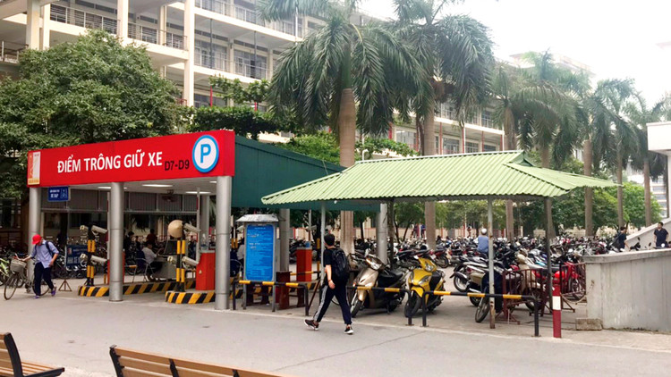 Gói thầu Xây dựng các nhà xe thông minh tại Trường Đại học Bách khoa Hà Nội áp dụng đấu thầu trực tiếp, dù trong kế hoạch ghi là đấu thầu rộng rãi qua mạng. Ảnh: Đạt PT
