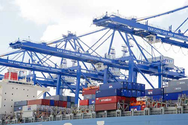 Bốc xếp container tại cảng khu vực Cái Mép - Thị Vải