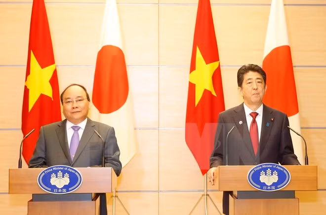 Thủ tướng Nguyễn Xuân Phúc và Thủ tướng Nhật Bản Shinzo Abe họp báo chung. (Ảnh: Thống Nhất/TTXVN)