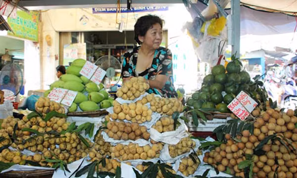 Trái cây Thái bán đầy chợ Việt. Ảnh: Hồng Châu.