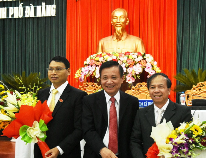 Chủ tịch HĐND TP. Đà Nẵng Trần Thọ tặng hoa cho ông Hồ Kỳ Minh, tân Phó Chủ tịch UBND TP Đà Nẵng (bên trái) và ông Võ Duy Khương (bên phải). Ảnh: VGP/Minh Trang. 