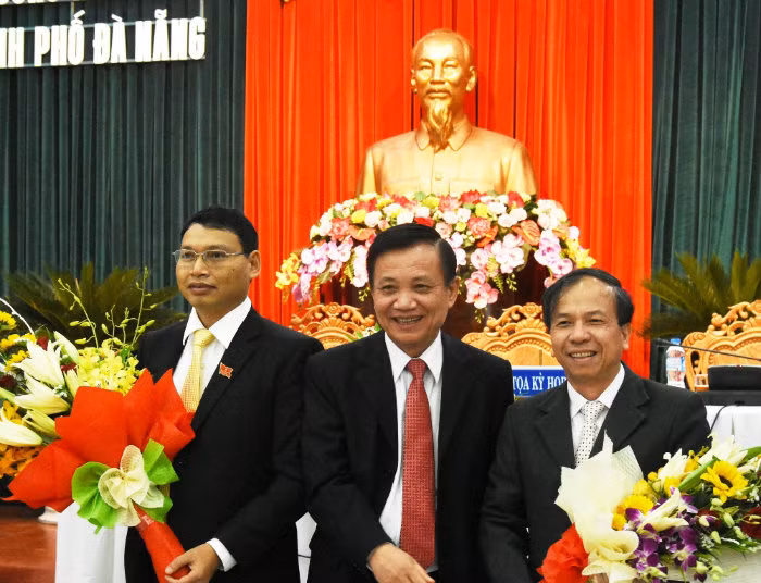 Chủ tịch HĐND TP. Đà Nẵng Trần Thọ tặng hoa cho ông Hồ Kỳ Minh, tân Phó Chủ tịch UBND TP Đà Nẵng (bên trái) và ông Võ Duy Khương (bên phải). Ảnh: VGP/Minh Trang. 