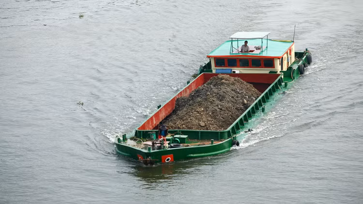 Dự thảo Nghị định đang được Bộ GTVT đưa ra lấy ý kiến đề xuất cắt giảm 27 trong số 32 điều kiện đầu tư, kinh doanh trong lĩnh vực đường thủy nội địa. Ảnh: Nhã Chi