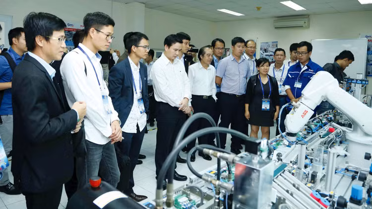 Một số đối tác phát triển khuyến nghị, Việt Nam phải có nhiều chính sách tập trung cho đổi mới sáng tạo, khoa học công nghệ. Ảnh: Trương Gia