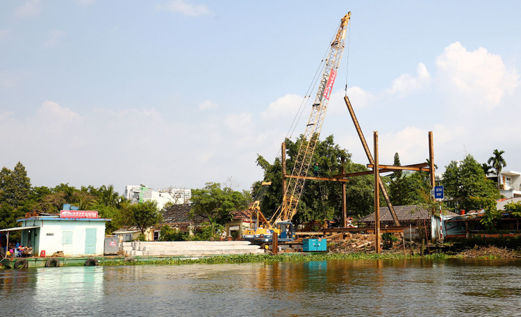 Gói thầu số 15 thuộc Dự án Nạo vét trục thoát nước rạch Xóm Củi (TP.HCM) có nội dung chính là xây lắp kè, vỉa hè, hệ thống thoát nước, nạo vét lòng rạch… Ảnh: Nhã Chi