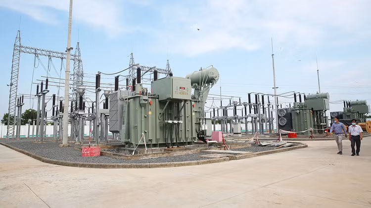 Gói thầu số 01 Thi công đường dây 35kV và TBA 630 kVA-35(22), 0,4kV cấp điện cho Dự án Nhà máy Xử lý rác thải tại xã Tràng Lương (Đông Triều, Quảng Ninh) trị giá gần 3 tỷ đồng. Ảnh: Lê Tiên