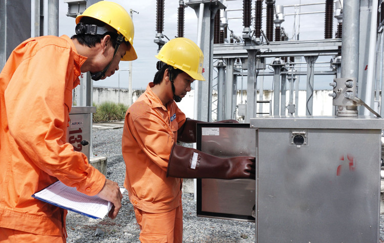 Năm 2020, để đảm bảo cung cấp đủ điện cho phát triển kinh tế - xã hội, dự kiến phải huy động tới 3,397 tỷ kWh từ nguồn điện chạy dầu giá thành cao. Ảnh: Nhã Chi