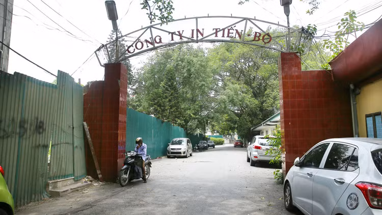 Khu đất 175 Nguyễn Thái Học đang được giải phóng mặt bằng, xung quanh đã quây tôn. Ảnh: Lê Tiên