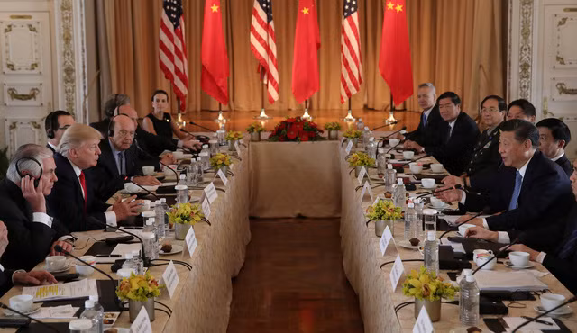 Tổng thống Donald Trump và Chủ tịch Tập Cận Bình cùng các quan chức cấp cao của hai nước hội đàm tại khu nghỉ dưỡng Mar-a-Lago hôm 7/4. (Ảnh: Reuters)