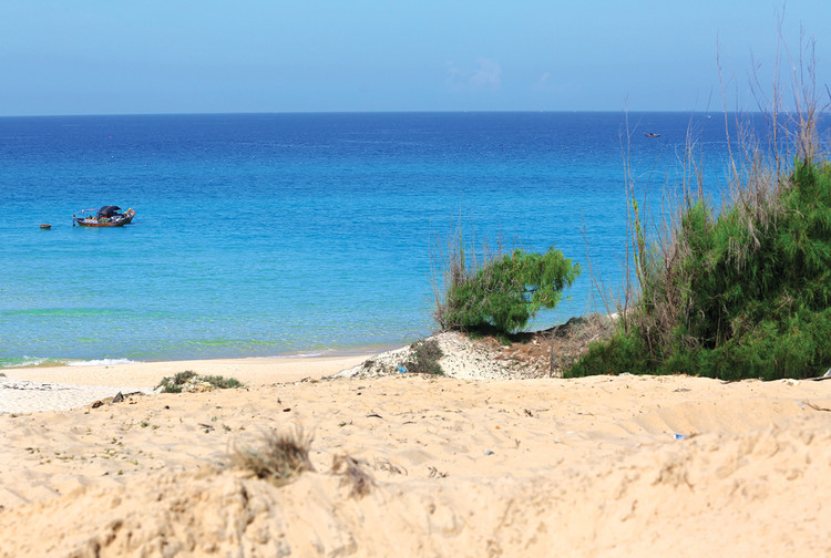 Khánh Hòa là một trong những địa phương bị đe dọa vì biển xâm thực. Ảnh: Lê Tiên