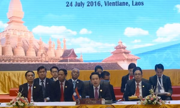 Ngoại trưởng Lào Saleumxay Kommasith (giữa) phát biểu trong phiên toàn thể hội nghị các ngoại trưởng ASEAN ngày 24/7. Ảnh: AFP.