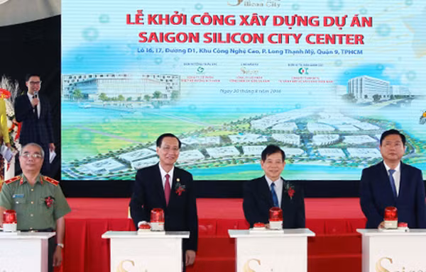 Lãnh đạo UBND TP HCM thực hiện nghi thức khởi công công trình. Ảnh: H.H